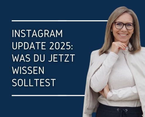 Instagram Update 2025 – Expertin erklärt die wichtigsten Neuerungen und Tipps für Nutzer, Blogtitelbild mit lächelnder Frau vor blauem Hintergrund